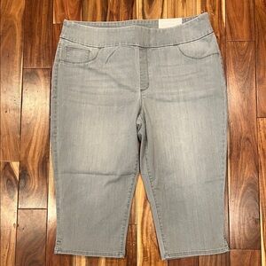Chico’s denim pull on capri in harvest moon wash - size 3 - NWT